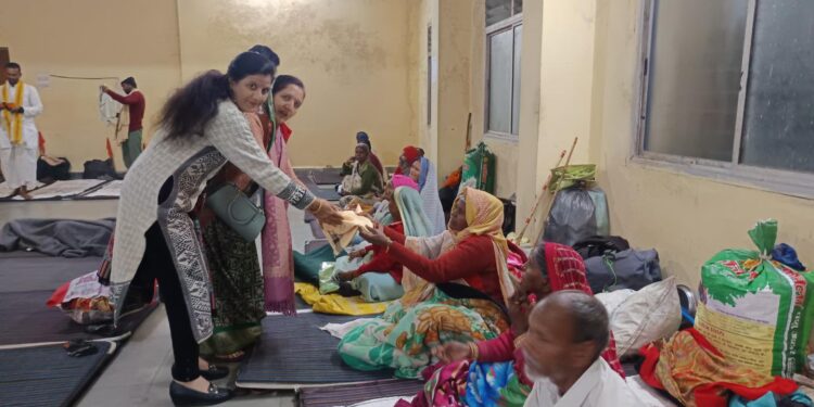 नगर पालिका अध्यक्ष सहित सीएमओ ने सोमवती अमावस्या की देर रात परिक्रमावसियों को बांटे शॉल