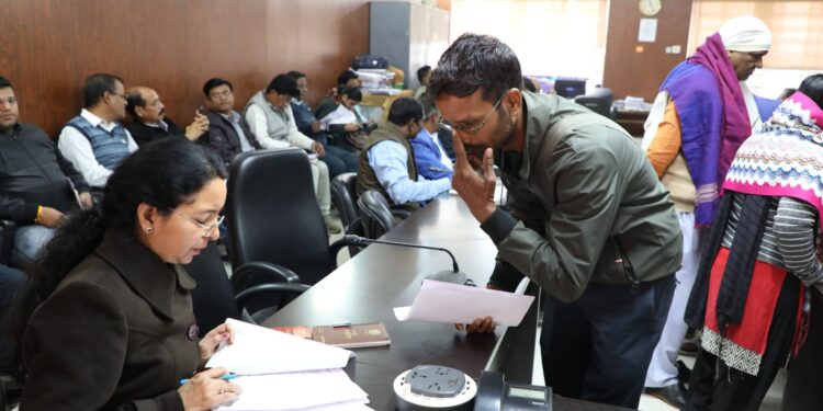 कलेक्टर की जनसुनवाई में 95 आवेदन पहुंचे, अधिकारियों ने समस्या निराकरण के दिए निर्देश,बनखेड़ी तहसील के ग्रामवासी कच्ची शराब और नशीले पदार्थों के विक्रय सहित असामाजिक तत्वों से परेशान!