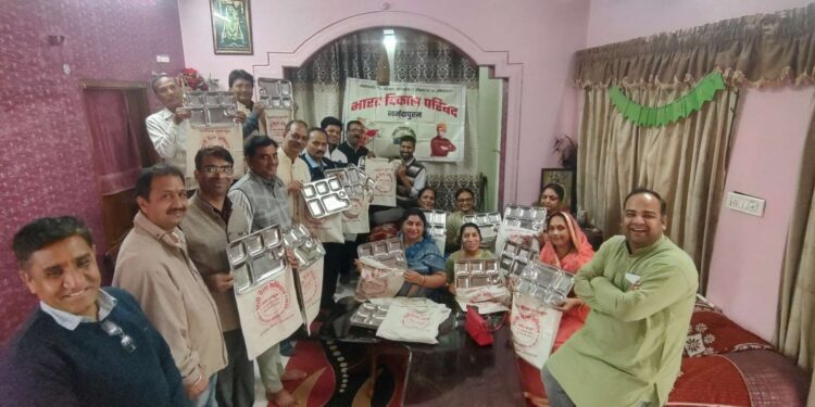 राष्ट्रीय स्वयंसेवक संघ द्वारा प्रयागराज में आयोजित महाकुंभ में अखाड़ा परिषदों को प्रदान किए जाने हेतु सामग्री एकत्रीकरण का कार्य किया जा रहा है
