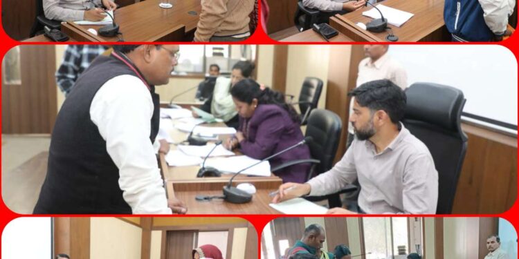 जनसुनवाई मे कलेक्टर ने लोगों की सुनी समस्यायें, निराकरण के अधिकारियों को दिए निर्देश जनसुनवाई में आये 110 आवेदन