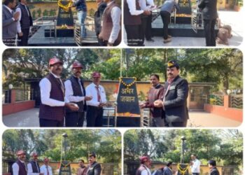 *अमर जवान शहीद स्मारक जाकर सैनिक कल्याण कार्यालय के स्टाफ़-सदस्य के साथ वीर शहीदों को याद और नमन किए*