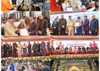 आज जबलपुर में आयोजित अधिवक्ता अभिनंदन समारोह में मध्यप्रदेश हाईकोर्ट के माननीय मुख्य न्यायाधीश श्री सुरेश कुमार कैत जी एवं माननीय न्यायमूर्ति श्री सुश्रुत अरविंद धर्माधिकारी की गरिमामयी उपस्थिति में 50 वर्ष से अधिक समय तक न्यायिक क्षेत्र में सेवा दे चुके वरिष्ठ अधिवक्ताओं का सम्मान करने का सौभाग्य प्राप्त हुआ।