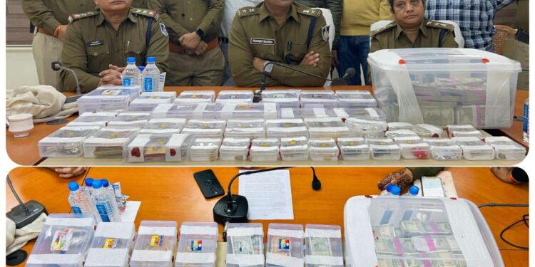 👉महिला ब्लैकमेलर के घर से 45 लाख रुपए की नगदी बरामद, 55 लाख के आभूषण भी मिले 👉महिला दो साल से कर रही थी ब्लैकमेल