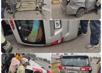 ब्रेकिंग न्यूज़  अलीगढ़ कानपुर एक्सप्रेसवे पर साइकिल सवार को बचाने के चक्कर में इनोवा क्रिस्टा पलटी बड़ा उत्तर टला