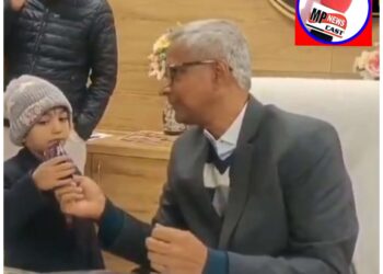 DM के कार्यालय में फरियादियों की लाइन में खड़ी 5 साल की बच्ची को देख वे चौंक गए।