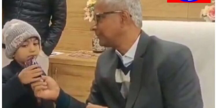 DM के कार्यालय में फरियादियों की लाइन में खड़ी 5 साल की बच्ची को देख वे चौंक गए।