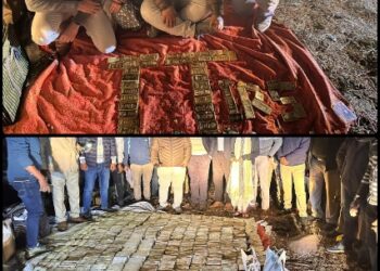 भोपाल में हो रही छापेमारी के बीच शहर से सटे जंगल में खड़ी लावारिस कार करोड़ों रुपये का केश और चालीस किलो सोना बरामद हुआ, आयकर विभाग के अफ़सर भी हैरान ये खजाना मिलने से,