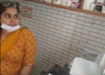 ड्रग इंस्पेक्टर का मेडिकल स्टोर के अंदर रिश्वत की मांग करते एवं युवक को डराने धमकाने का वीडियो हुआ वायरल ऐसे ही मेडिकल स्टोर संचालकों से वसूला जाता है मोटा धन। 
