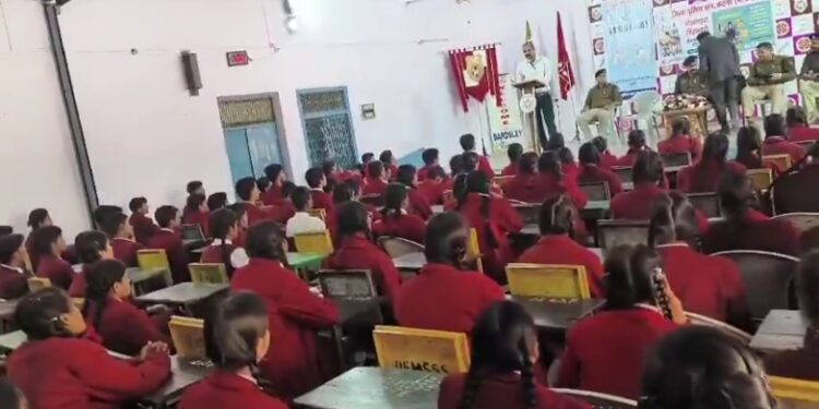 कटनी पुलिस द्वारा विशेष जन जागरूकता अभियान के तहत बर्ड्सले इंग्लिश मीडियम सीनियर सेकेंडरी स्कूल कटनी मे साइबर संबंधी जागरूकता सेमिनार का आयोजन किया गया VIDEO