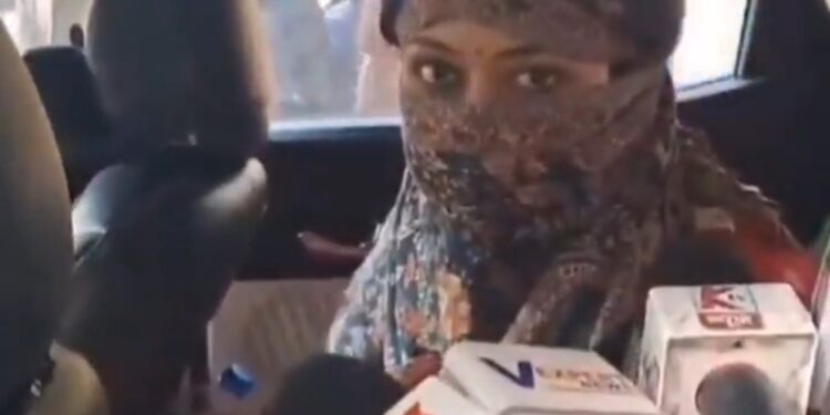 दहेज में कार न मिलने से दूल्हा हुआ नाराज़, जयमाल स्टेज पर शादी से किया इंकार