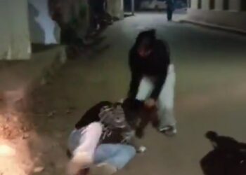 दो युवतियों ने बीच सड़क पर एक दूसरे का सार्वजनिक सम्मान कर दिया…! एक दूसरे के बाल पकड़ पकड़ कर गिरा के