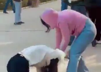 एक छात्रा को पीटने का viralvideo… जिसमे एक लड़की को 3 छात्राएं मिलकर पीट रही VIDEO