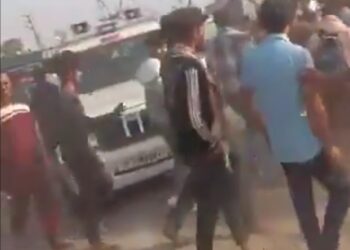 वायरल वीडियो जहां ARTO प्रीति पांडेय ने ओवर लोड ट्रक का चालान काटा तो गुस्साए दो दर्जन लोगो की भीड़ ने उनके ड्राइवर को सरकारी गाडी से घसीट लिया