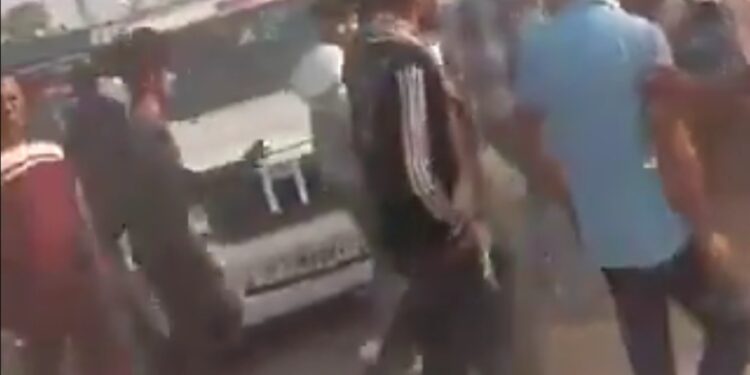 वायरल वीडियो जहां ARTO प्रीति पांडेय ने ओवर लोड ट्रक का चालान काटा तो गुस्साए दो दर्जन लोगो की भीड़ ने उनके ड्राइवर को सरकारी गाडी से घसीट लिया