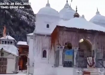 उत्तरकाशी में गंगोत्री और यमुनोत्री में भारी बर्फबारी देखिए VIDEO