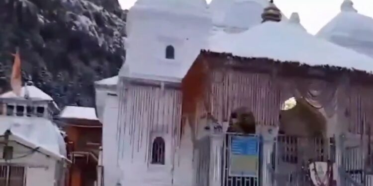 उत्तरकाशी में गंगोत्री और यमुनोत्री में भारी बर्फबारी देखिए VIDEO