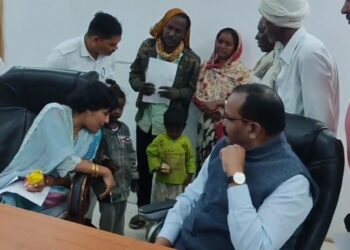 सिवनी कलेक्ट्रेट सभा कक्ष में आयोजित हुई जिलास्तरीय जनसुनवाई में कलेक्टर सुश्री संस्कृति जैन ने आवेदकों की समस्याएं सुनी VIDEO