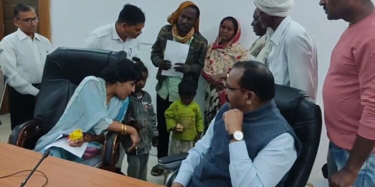 सिवनी कलेक्ट्रेट सभा कक्ष में आयोजित हुई जिलास्तरीय जनसुनवाई में कलेक्टर सुश्री संस्कृति जैन ने आवेदकों की समस्याएं सुनी VIDEO