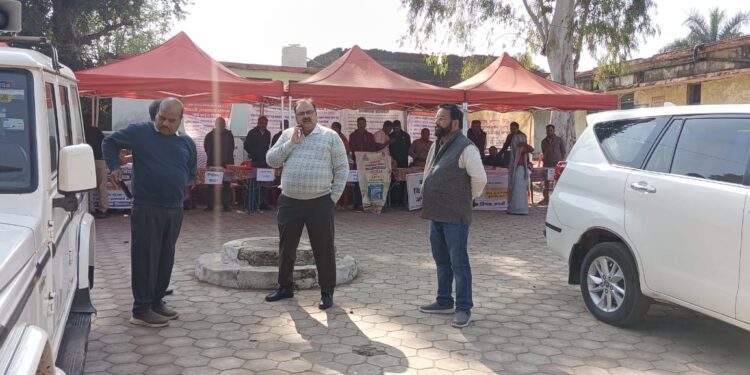 जनकल्याण अभियान अंतर्गत बिरसा मुण्डा वार्ड में लगाया गया शिविर निगमायुक्त के निर्देशन में संपर्क दलों द्वारा वार्डों में भ्रमण कर शिविरों की दी जा रही जानकारी