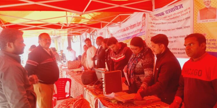 आयुक्त नीलेश दुबे ने किया जनकल्याण शिविर का निरीक्षण