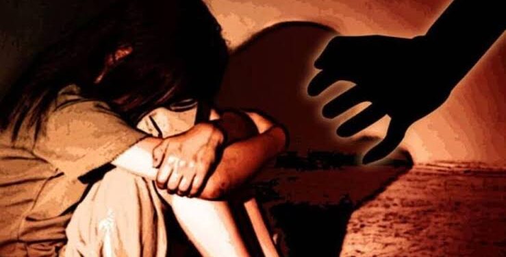 अपने पति के दोस्त के साथ मिलकर बेटी से दुष्कर्म कराने वाली माँ और दोस्त को हुई 20-20 वर्ष का कारावास