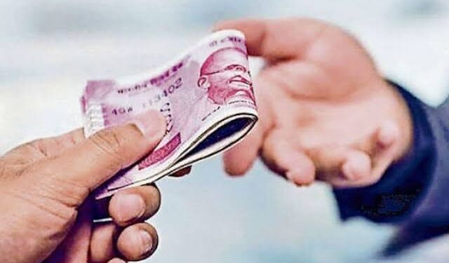 वेतन के भुगतान हेतु रिश्वत की मांग करने वाले जिला कार्यक्रम प्रबंधक व प्रभारी जिला लेखा प्रबंधक को सजा