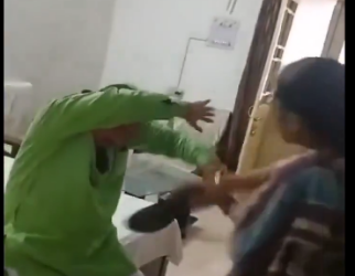 नौकरी दिलाने के बहाने सेक्स करना चाहता था PWD इंजीनियर,अस्मत पर आई आंच तो चप्पलों से कर दी कुटाई…….!देखे वायरल  VIDEO