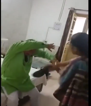 नौकरी दिलाने के बहाने सेक्स करना चाहता था PWD इंजीनियर,अस्मत पर आई आंच तो चप्पलों से कर दी कुटाई…….!देखे वायरल VIDEO