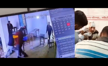 मोबाइल चलाने से रोका तो शिक्षक पर मुर्गा काटने वाले चाकू से हमला,सनकी छात्र ने पहले गला दबाया फिर चाकू निकलकर सर पर किए कई वार CCTV_Viral