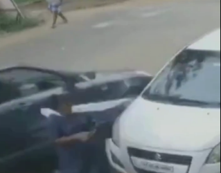 सांसें थमा देने वाला वीडियो, 1 इंच से भी कम दूरी से निकल गई मौत देखिऐ वायरल VIDEO