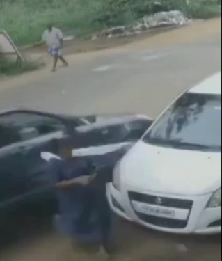 सांसें थमा देने वाला वीडियो, 1 इंच से भी कम दूरी से निकल गई मौत देखिऐ वायरल VIDEO
