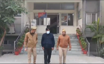 प्ले स्कूल में टीचर्स के वॉशरूम में हिडन कैमरा लगाया। ये कैमरा बल्ब होल्डर के अंदर फिट था। स्कूल संचालक नवनीश सहाय गिरफ्तार VIDEO