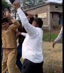 कालापीपल के ग्राम चाकरोद में बिजली कर्मचारियों से मारपीट करने का वीडियो आया सामने..!  {बिजली कर्मचारियों द्वारा आरोपी पर कार्रवाई करने की मांग}