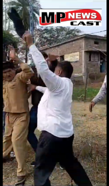 कालापीपल के ग्राम चाकरोद में बिजली कर्मचारियों से मारपीट करने का वीडियो आया सामने..!  {बिजली कर्मचारियों द्वारा आरोपी पर कार्रवाई करने की मांग}