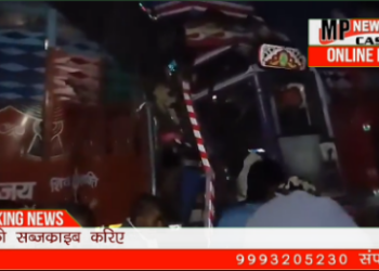 कटनी रीठी थाना के ग्राम लाटपहाड़ी के समीप ट्रक क्र. MP09HG6893 एवं दूसरे ट्रक क्र.MP20HB8962 की प्रात: 4:00 बजे सीधी भिड़ंत होने पर पुलिस ने JCB, हाइड्रा मशीन, कटर एवं क्रेन की मदद देखे VIDEO