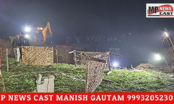 Live  गुना जिले के ग्राम पीपल्या में बोरवेल में गिरे बच्चे को बचाने के लिए रेस्क्यू कार्य जारी है। बच्चा लगभग 40 फीट की गहराई पर फंसा हुआ है, जबकि 25 फीट से अधिक की खुदाई का कार्य पूरा किया जा चुका है।