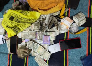 जुए में गिरफ्तार हुए कुल 17 आरोपी । आरोपियों से कुल 16 लाख 5 हज़ार रुपये की रकम ज़ब्त हुई है । कार्यवाही में 22 मोबाइल और वाहन भी ज़ब्त हुए हैं । कुल ज़ब्त माल की क़ीमत लगभग 35 लाख रुपये