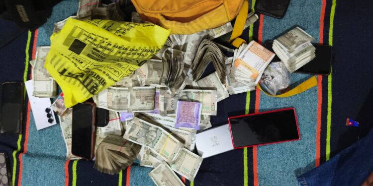 जुए में गिरफ्तार हुए कुल 17 आरोपी । आरोपियों से कुल 16 लाख 5 हज़ार रुपये की रकम ज़ब्त हुई है । कार्यवाही में 22 मोबाइल और वाहन भी ज़ब्त हुए हैं । कुल ज़ब्त माल की क़ीमत लगभग 35 लाख रुपये