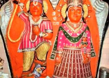 कहा जाता है कि हनुमान जी के उनकी पत्नी के साथ दर्शन करने के बाद घर में चल रहे पति पत्नी के बीच के सारे तनाव खत्म हो जाते हैं।