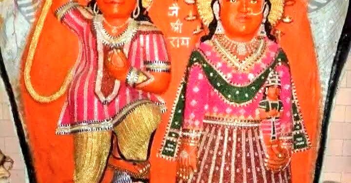 कहा जाता है कि हनुमान जी के उनकी पत्नी के साथ दर्शन करने के बाद घर में चल रहे पति पत्नी के बीच के सारे तनाव खत्म हो जाते हैं।