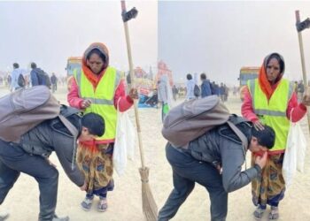 महाकुंभ मेला क्षेत्र में शख्स ने साफ-सफाई कर रही महिला कर्मचारी के छूए पैर, वायरल हुई तस्वीर!