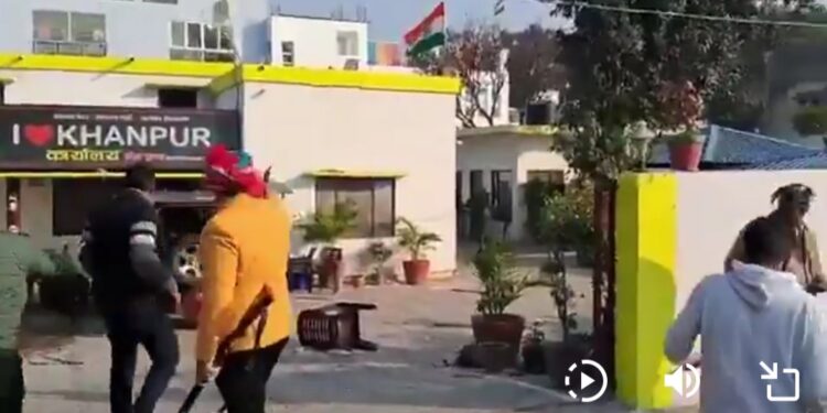 पूर्व विधायक ने अपने लोगों के साथ वर्तमान विधायक के घर पर गोलियाँ चलाईं VIDEO