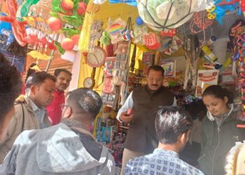➡️ नगरीय क्षेत्र शाहगढ़ में चाइनीज़ माँझों की बिक्री के संबंध में तहसीलदार द्वारा नगर परिषद शाहगढ़ के अमले के साथ दुकानों पर जब्ती की कार्यवाही की गई
