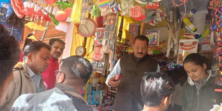 ➡️ नगरीय क्षेत्र शाहगढ़ में चाइनीज़ माँझों की बिक्री के संबंध में तहसीलदार द्वारा नगर परिषद शाहगढ़ के अमले के साथ दुकानों पर जब्ती की कार्यवाही की गई