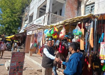 नगर परिषद बंडा में अधिकारियों द्वारा चाइनीज मांझा एवं पॉलिथीन का उपयोग न करने हेतु दुकानदारों को समझाईस दी गई।