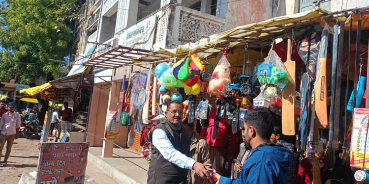 नगर परिषद बंडा में अधिकारियों द्वारा चाइनीज मांझा एवं पॉलिथीन का उपयोग न करने हेतु दुकानदारों को समझाईस दी गई।