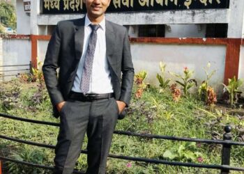 पटवारी से डिप्टी कलेक्टर बने सागर को कलेक्टर ने दी बधाई.