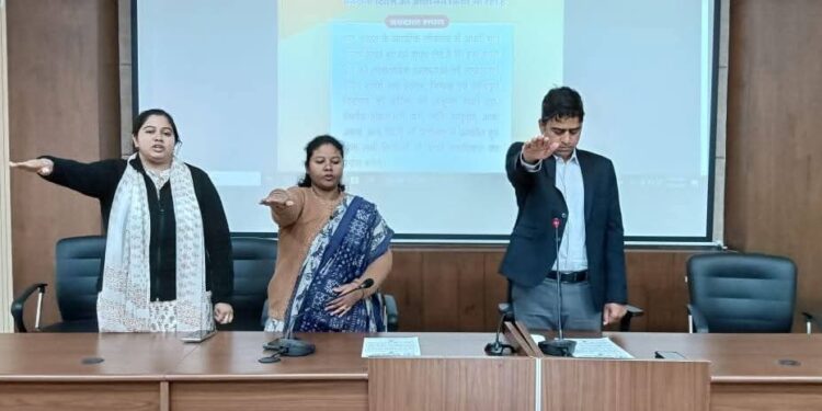 कलेक्टर ने राष्ट्रीय मतदाता दिवस पर दिलाई शपथ  कलेक्टर व जिला निर्वाचन अधिकारी श्री यादव ने मुख्य निर्वाचन पदाधिकारी के संदेश का किया वाचन