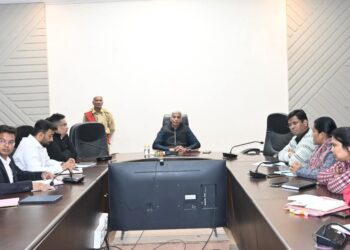 सभी अधिकारी अपने मुख्‍यालयों में रहे, पटवारी भी अपने मुख्‍यालयों में रहे और प्रकरणों का निराकरण करें। लापरवाही करने वाले पटवारियों के विरूद्ध अनुशासनात्‍मक कार्यवाही की जायेगी