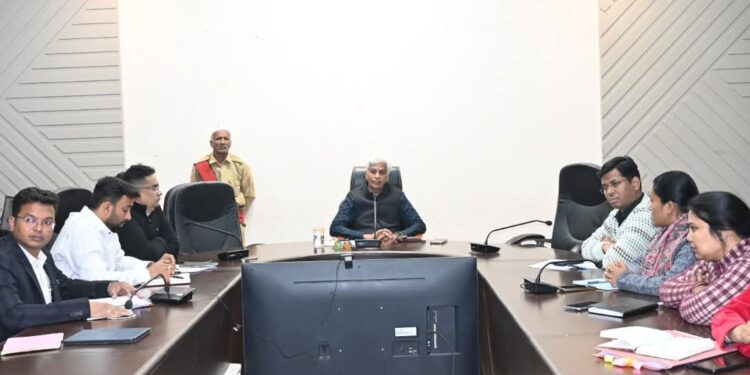 सभी अधिकारी अपने मुख्‍यालयों में रहे, पटवारी भी अपने मुख्‍यालयों में रहे और प्रकरणों का निराकरण करें। लापरवाही करने वाले पटवारियों के विरूद्ध अनुशासनात्‍मक कार्यवाही की जायेगी